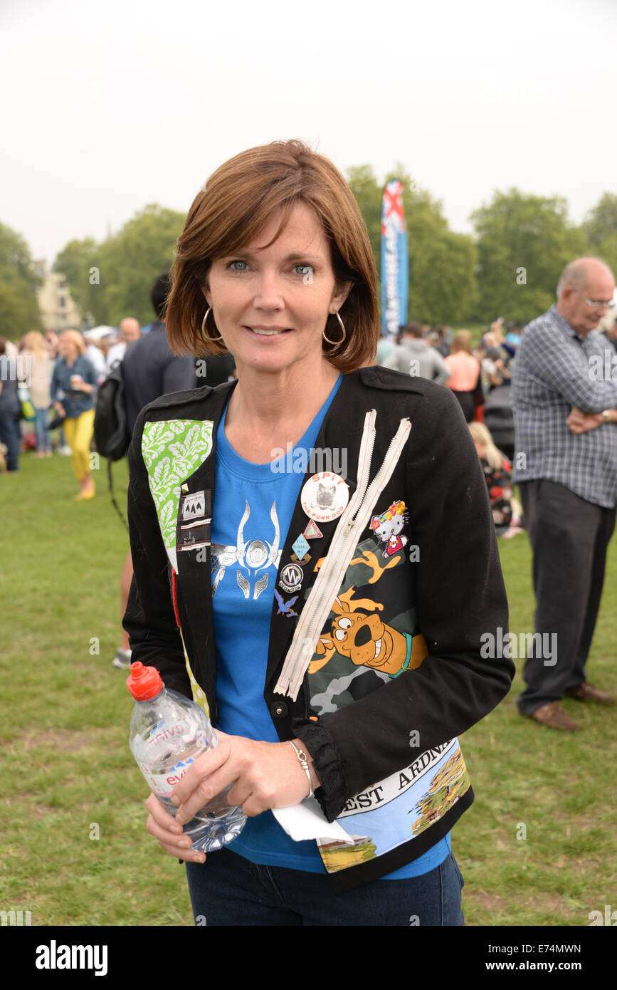 Londres, Royaume-Uni. Sep 6, 2014. Annabel Giles et présentateur du chiot, le chiot aide et parade fun dog show à accroître la sensibilisation de l'agriculture au commerce cruel chiot Primrose Hill, Londres. Credit : Voir Li/Alamy Live News Banque D'Images