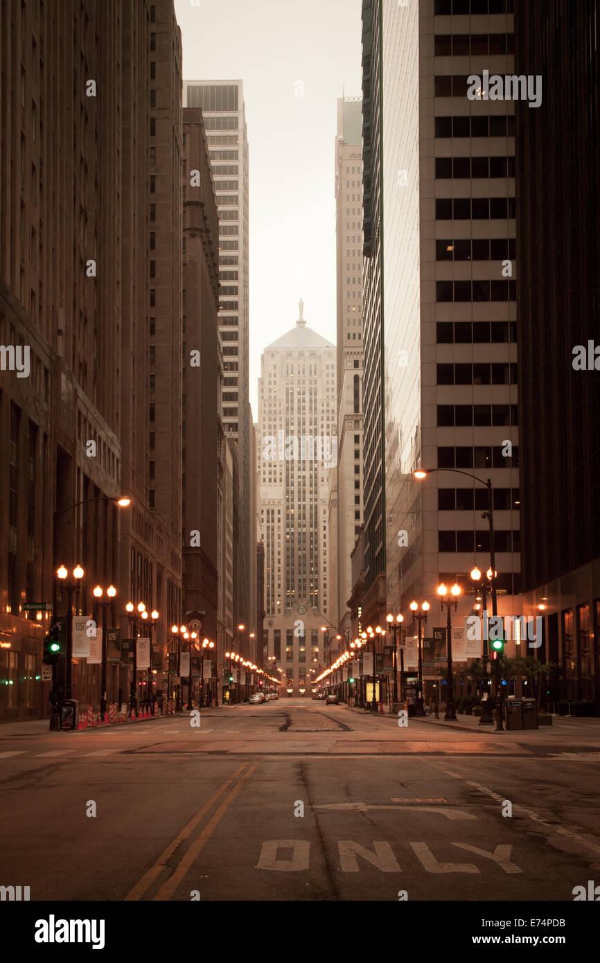 Une vue sur le Chicago Board of Trade Building, à la fin de la 'Rue LaSalle Canyon' de gratte-ciel. Chicago, Illinois. Banque D'Images
