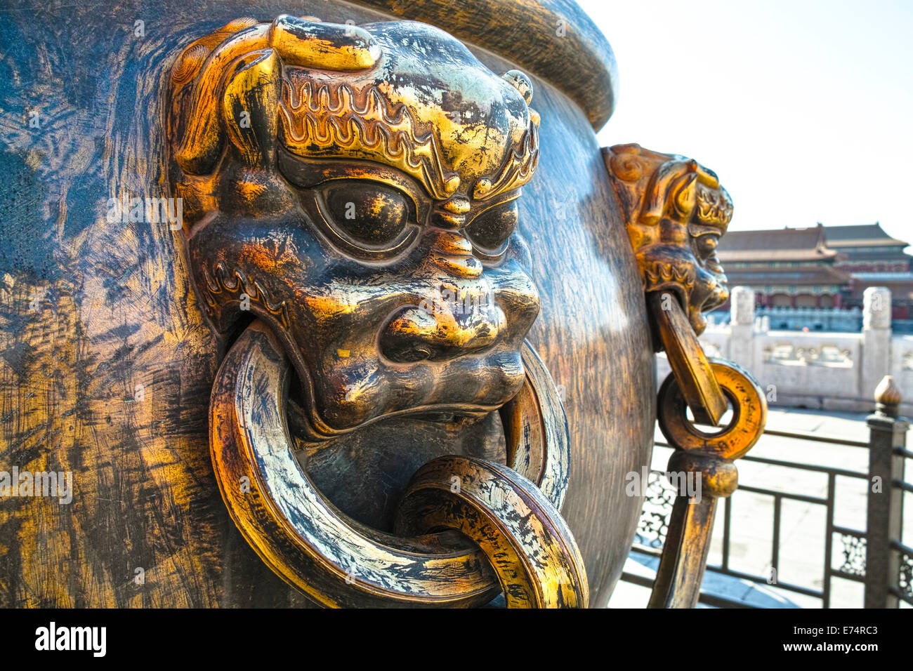 Tête de lion en bronze poignée de la TVA de l'eau dans la Cité Interdite, utilisée pour éteindre le feu au dernier Banque D'Images