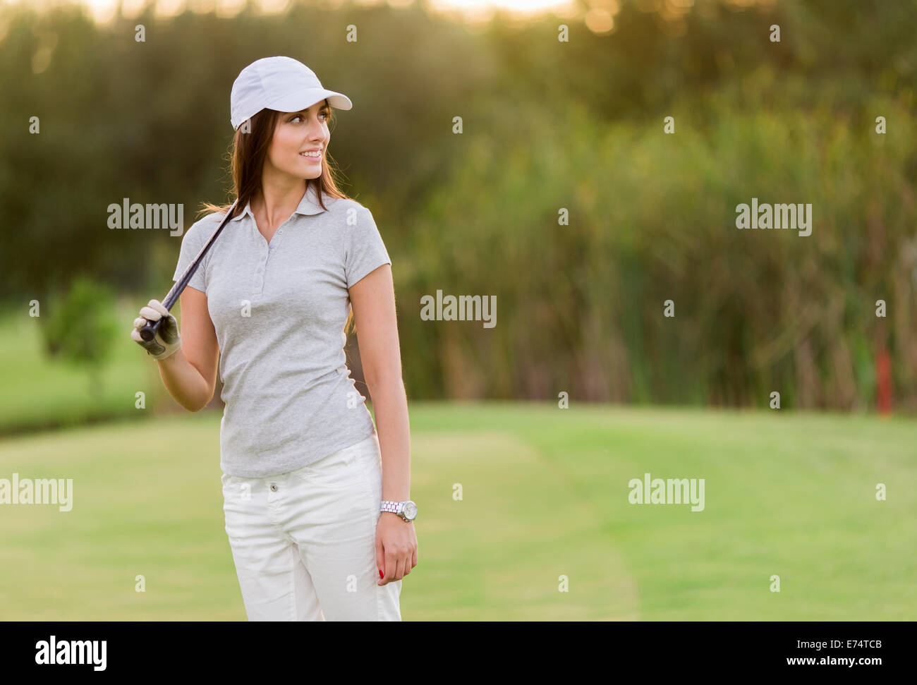 Young woman playing golf Banque D'Images