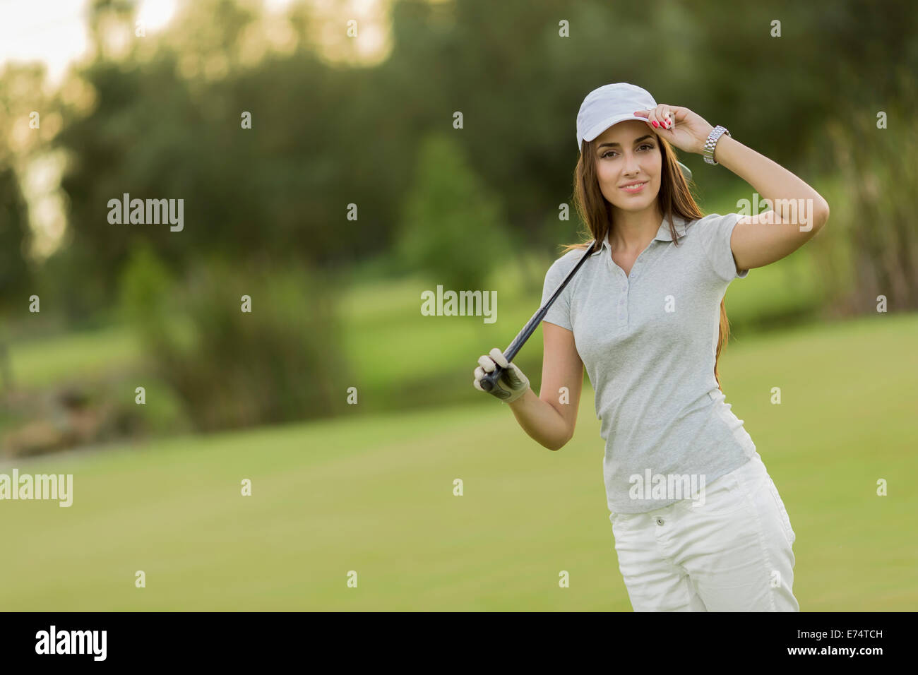 Young woman playing golf Banque D'Images
