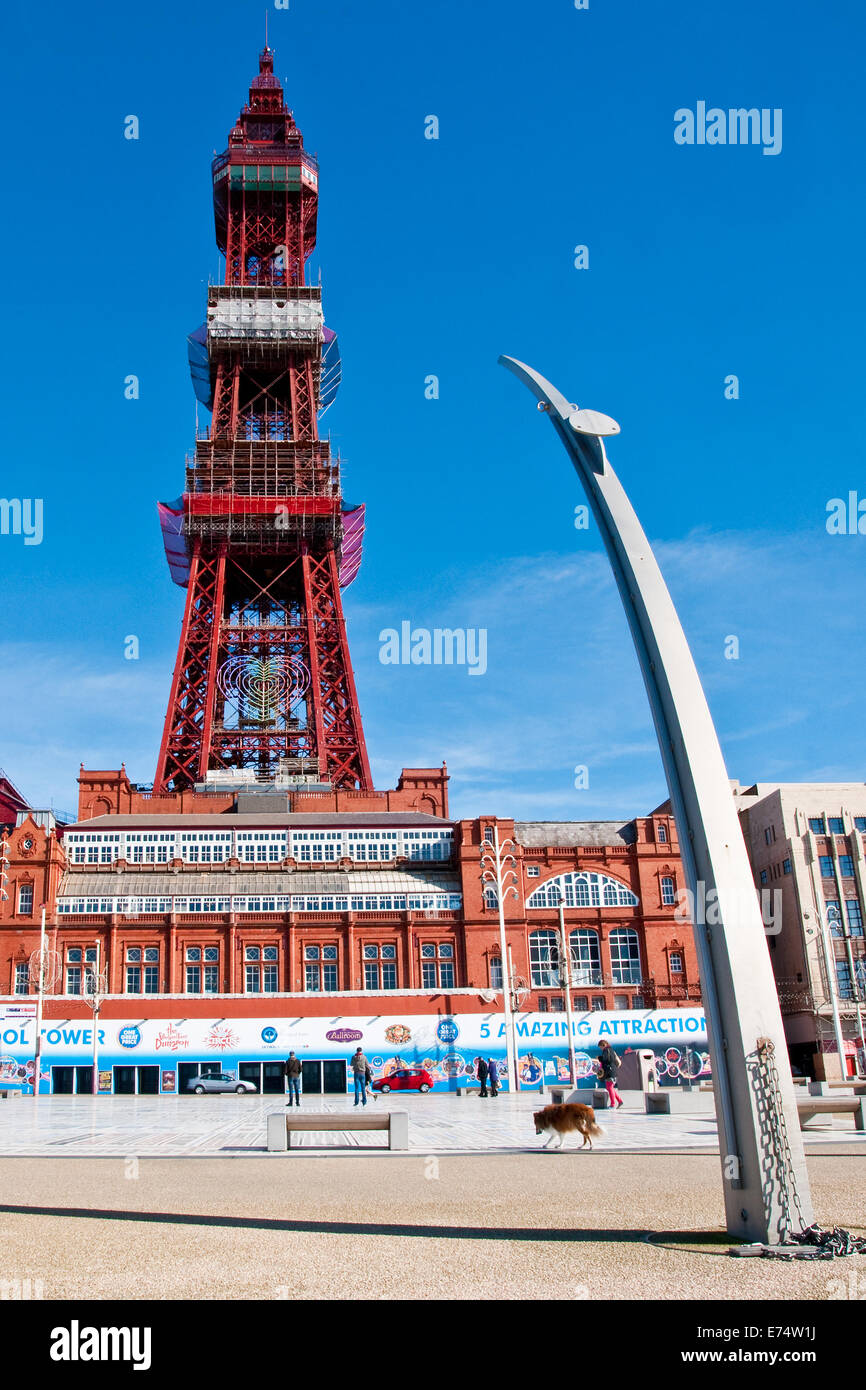 Un élément architectural sur la promenade nouvellement remodelé points à la tour de Blackpool sur un jour de printemps ensoleillé et clair Banque D'Images