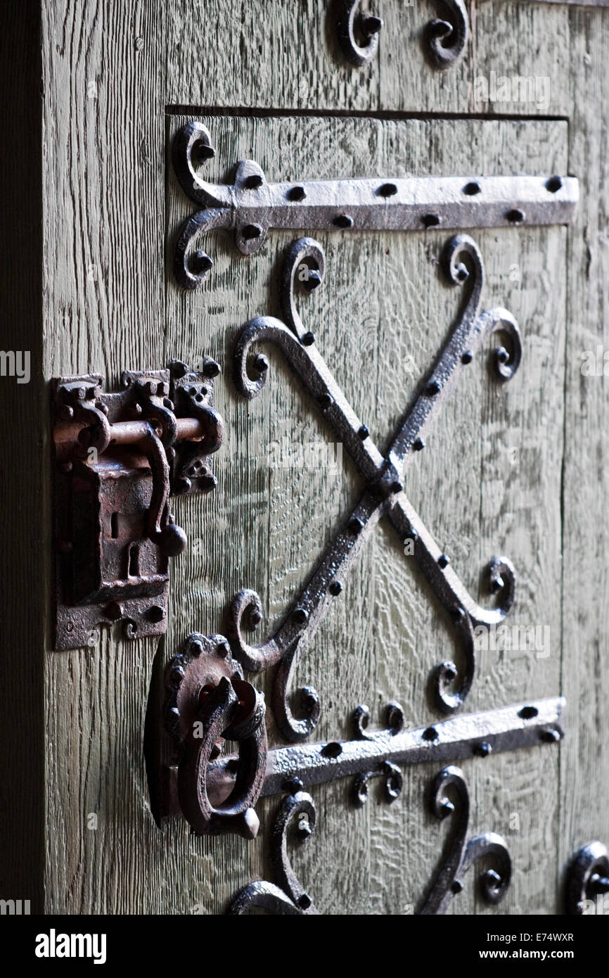 La ferronnerie ouvragée sur les portes des Château des Comtes à Gand, Belgique. Banque D'Images