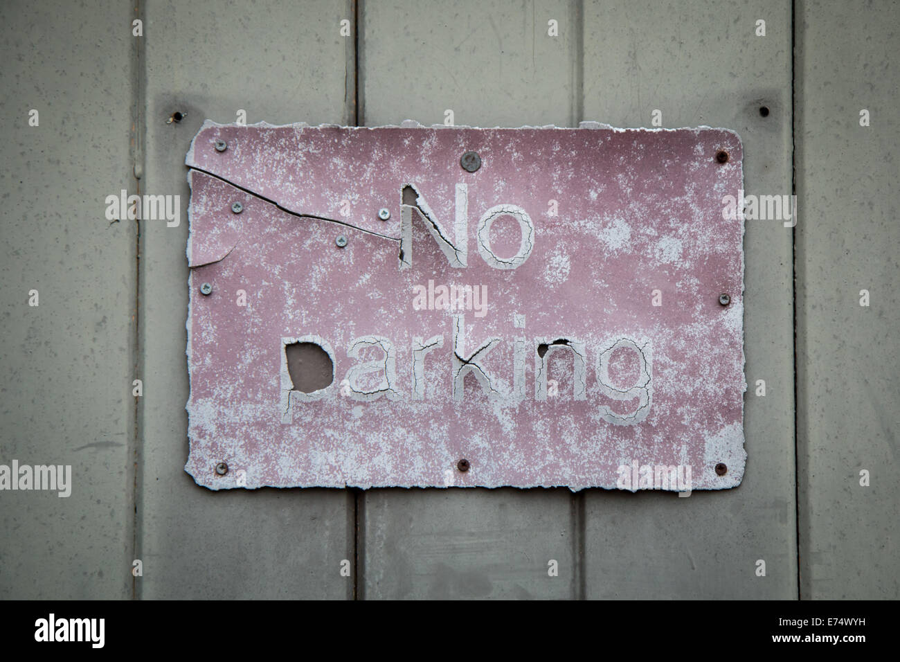 Bouleversé, vieux, 'no parking sign' Banque D'Images