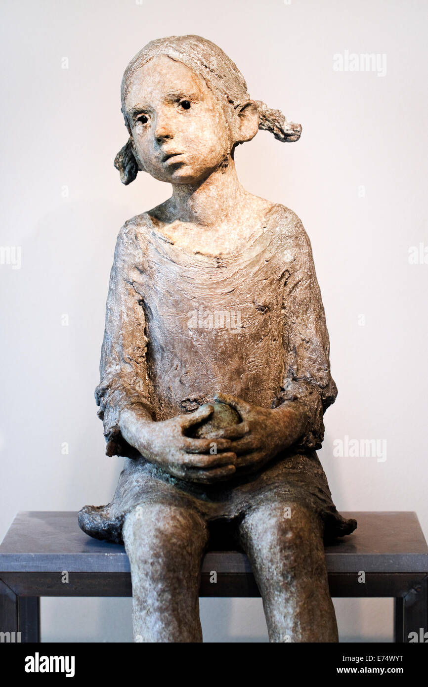 Sculpture en bronze d'une jeune fille par JURGA sculpteur français, à  l'affiche dans la galerie d'art à Gand, Belgique (été 2014 Photo Stock -  Alamy