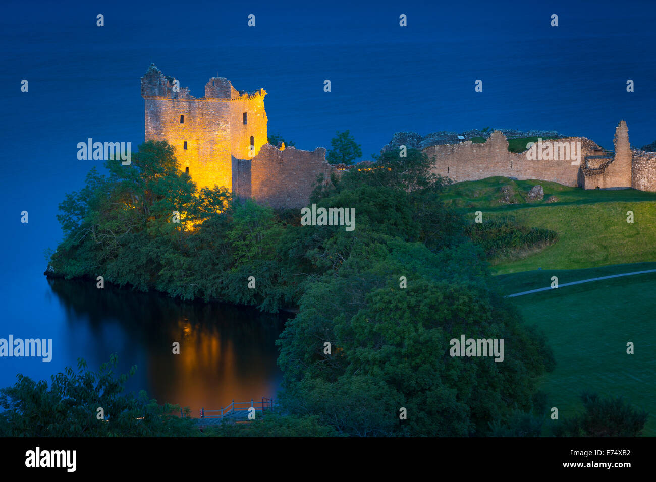 Twilight sur le château d'Urquhart le long de Loch Ness, Highlands, Écosse Banque D'Images