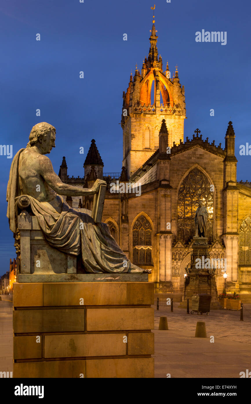 Crépuscule vue vers le bas du Royal Mile avec la Cathédrale Saint-Gilles et statue du philosophe écossais David Hume, Édimbourg, Écosse Banque D'Images
