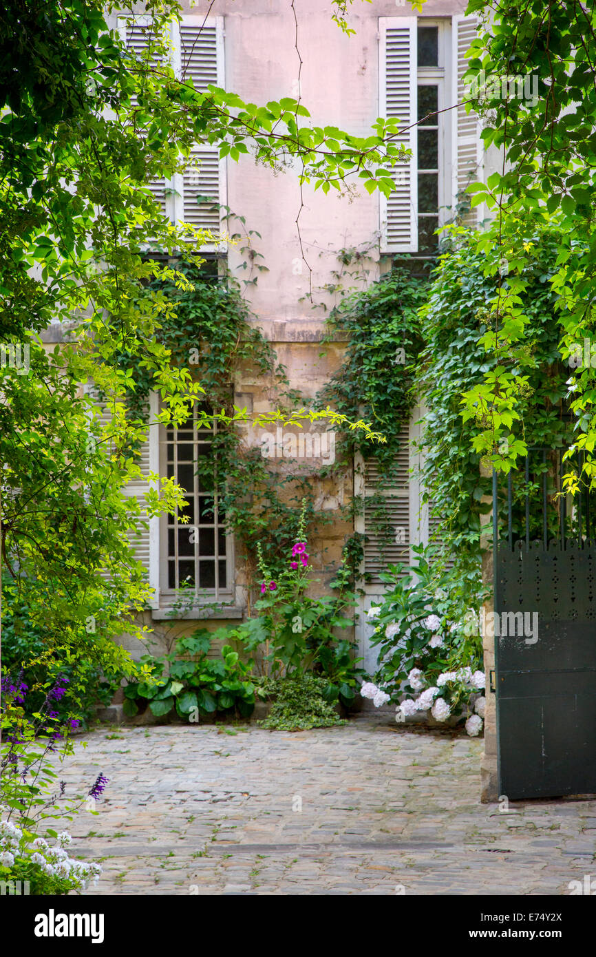 Cour intérieure fleurie building à Saint Germain-des-Prés, Paris, France Banque D'Images