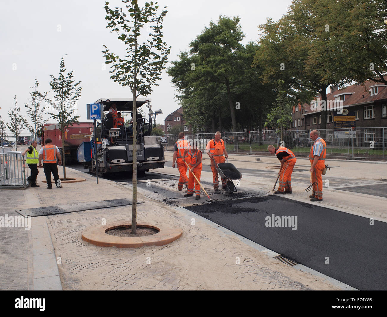 Les hommes mettre tarmac top coat sur la nouvelle route Stationslaan à Breda, Pays-Bas Banque D'Images