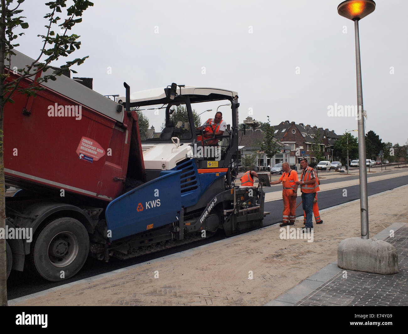 Les hommes mettre tarmac top coat sur la nouvelle route Stationslaan à Breda, Pays-Bas Banque D'Images