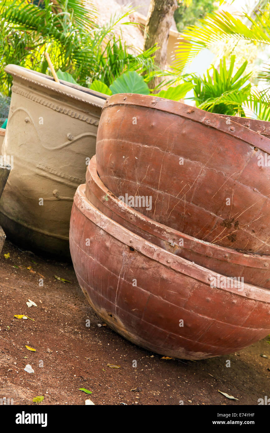 Huge garden pot Banque de photographies et d'images à haute résolution -  Alamy