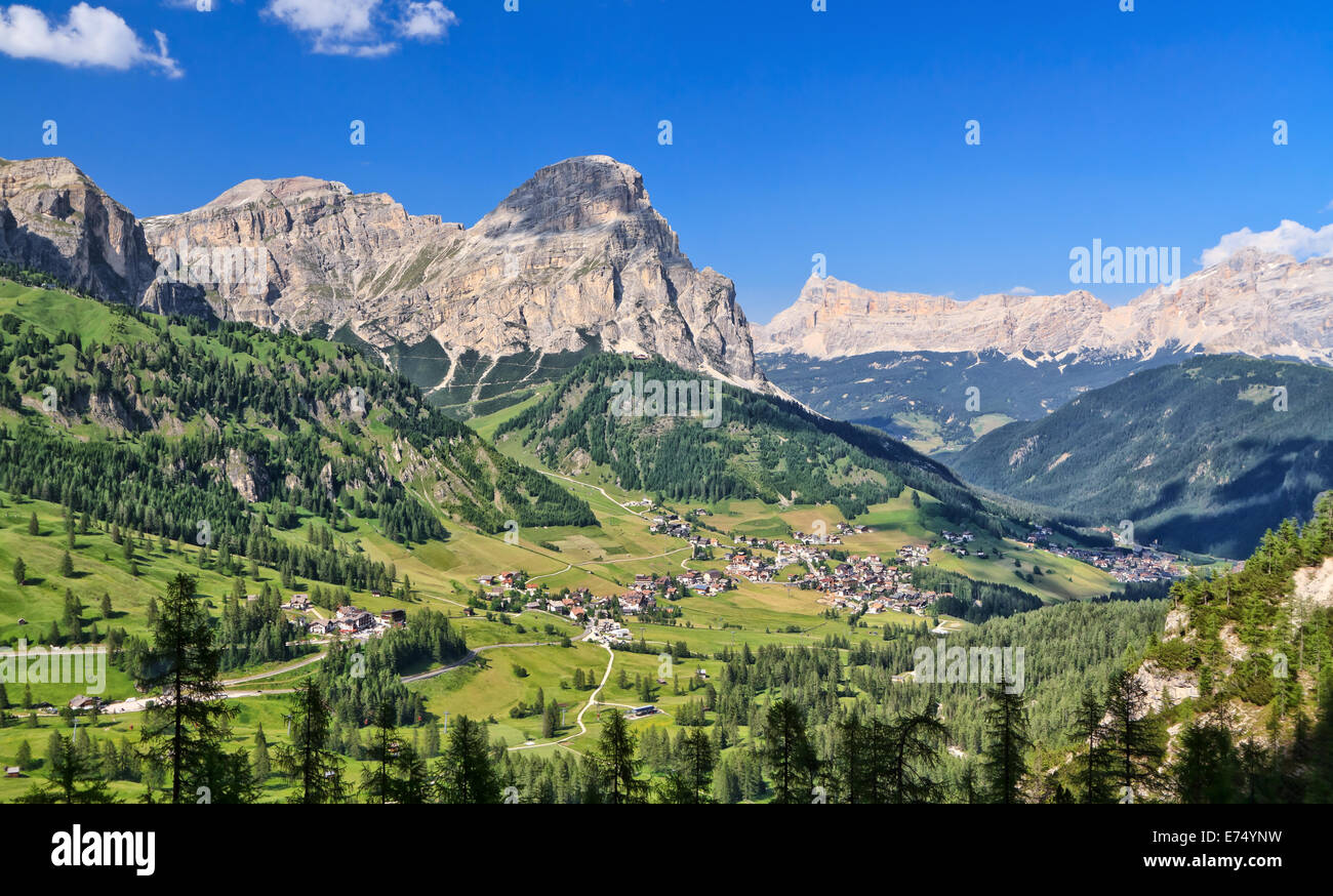 Panorama de montagnes des Dolomites et la vallée de Badia, Trentin-Haut-Adige, Italie Banque D'Images