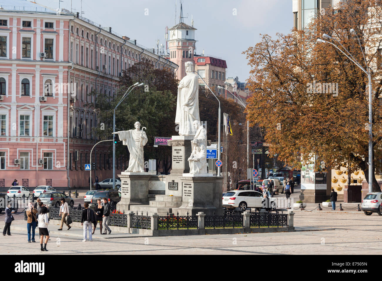 Monument de la Princesse Olga, avec des statues de l'Apôtre André, saint Cyrille et saint Mephodius, St Michael's Square, Kiev, Ukraine Banque D'Images