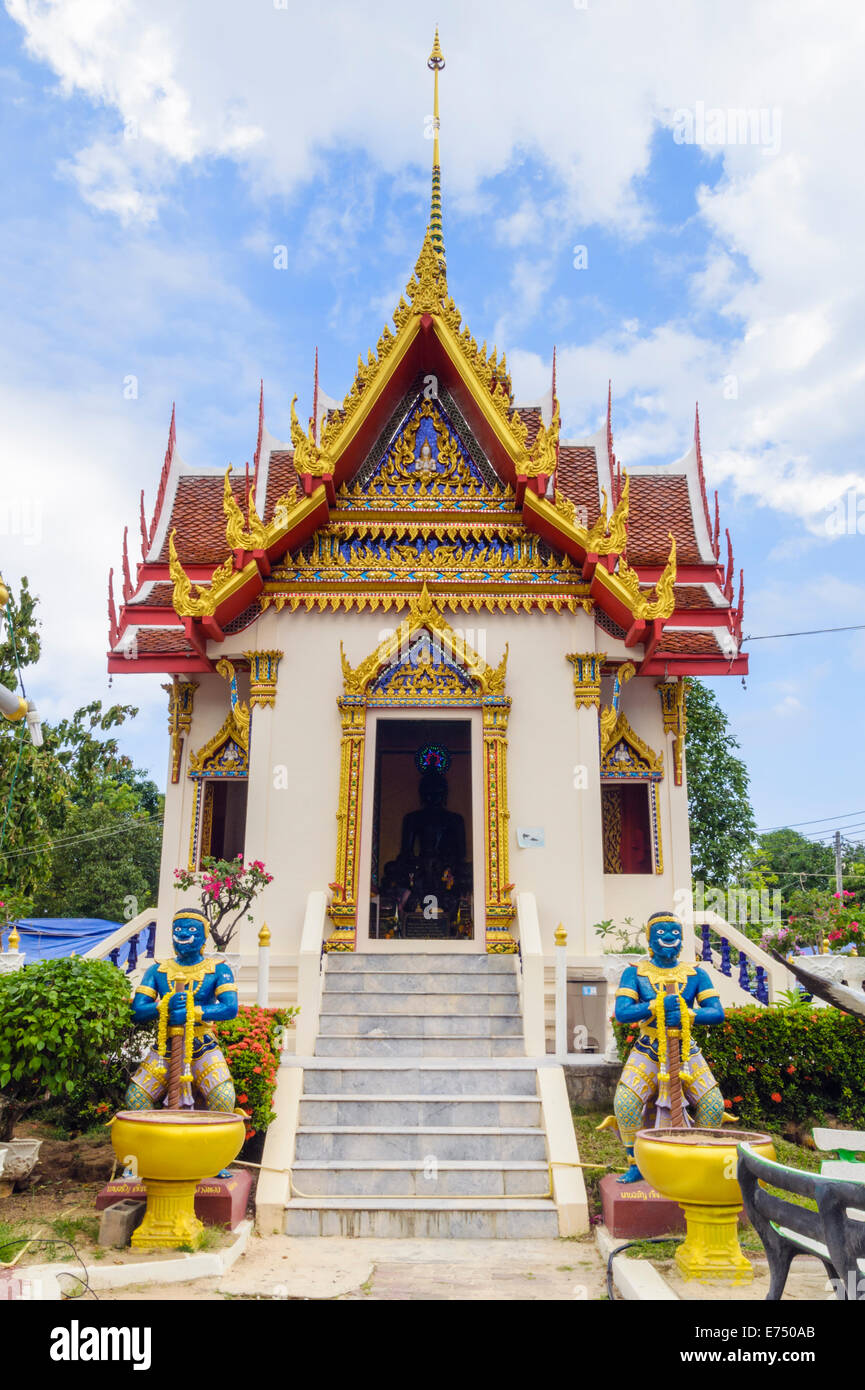 Partie de Wat Karon gardé par des êtres mythiques bleu à Karon, l'île de Phuket, Thaïlande Banque D'Images