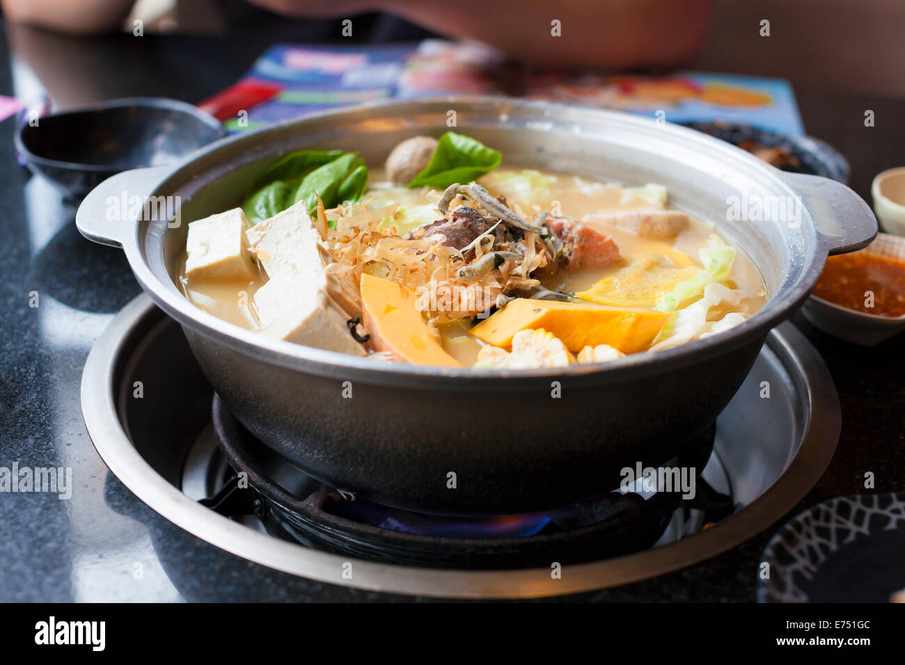 Une cuisine japonaise et asiatique hot pot sur le contexte. Banque D'Images