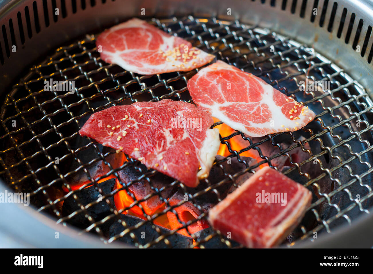 Libre de viande sur un grill ou un barbecue d'arrière-plan de l'alimentation. Banque D'Images