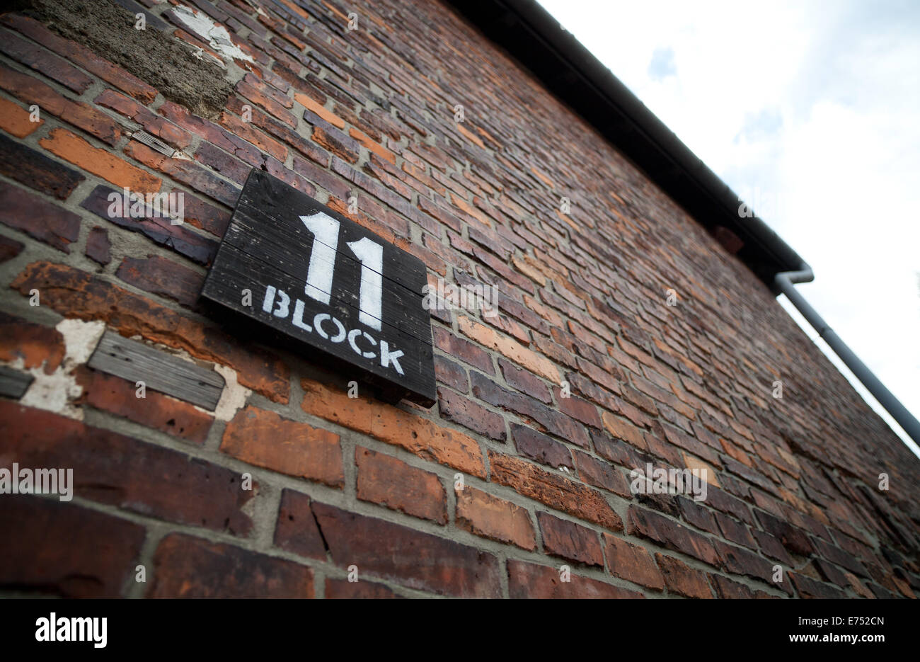 Oswiecim, Pologne. 25 août, 2014. Le signe sur le mur de brique se lit "Bloc 11" sur un bâtiment à l'ancien camp de concentration d'Auschwitz-Birkenau à Oswiecim, Pologne, 25 août 2014. Photo : Daniel Naupold/dpa/Alamy Live News Banque D'Images