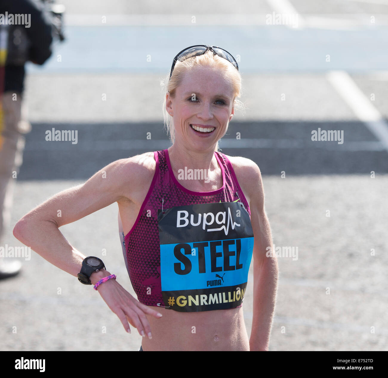 South Shields, UK. 07Th Nov, 2014. BUPA Great North Run 13.1 km course. Deuxième place Gemma Steel à l'arrivée de la Great North Run. Credit : Action Plus Sport/Alamy Live News Banque D'Images