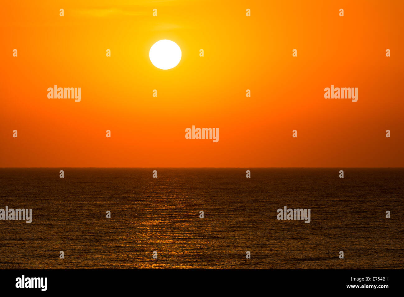 Matin Lever du soleil Ciel au-dessus de l'Océan Banque D'Images