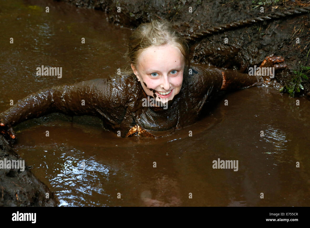 Kilmarnock Ayrshire, Scotland, UK. 7e Septembre, 2014. La session d'été de l'Craufurdland Muddy Run a attiré plus de 500 concurrents de l'Écosse qui a couru à travers les sentiers forestiers, plus d'eau et boueux par piscines pour terminer la course de 10 kilomètres. De nombreux concurrents ont été parrainés pour recueillir des fonds pour les organismes de bienfaisance locaux, y compris l'appui MacMillan les hôpitaux pour enfants et de plusieurs organismes de charité contre le cancer. Credit : Findlay/Alamy Live News Banque D'Images