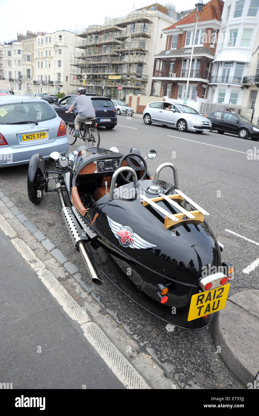 Brighton UK - Morgan 3 trois roues modèle voiture à roues garée dans un endroit étroit Brighton front de mer Banque D'Images
