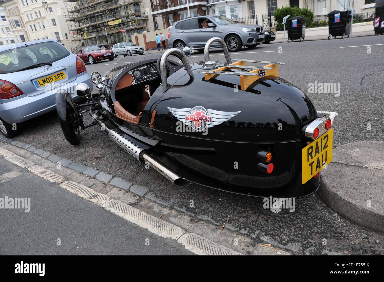 Brighton UK - Morgan 3 trois roues modèle voiture à roues garée dans un endroit étroit Brighton front de mer Banque D'Images