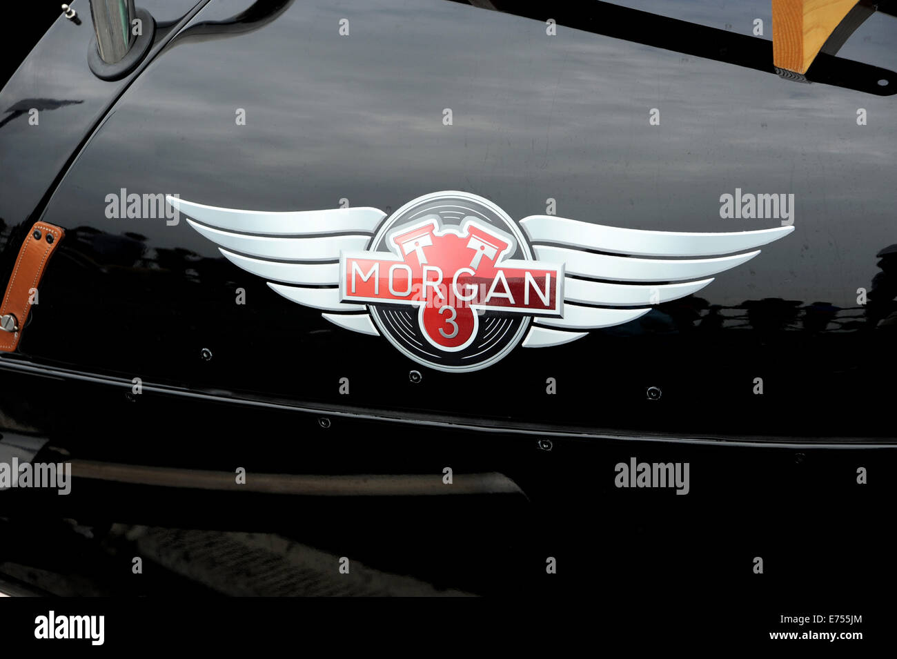 Brighton UK - Morgan 3 trois roues modèle voiture à roues garée dans un endroit étroit Brighton front de mer Banque D'Images