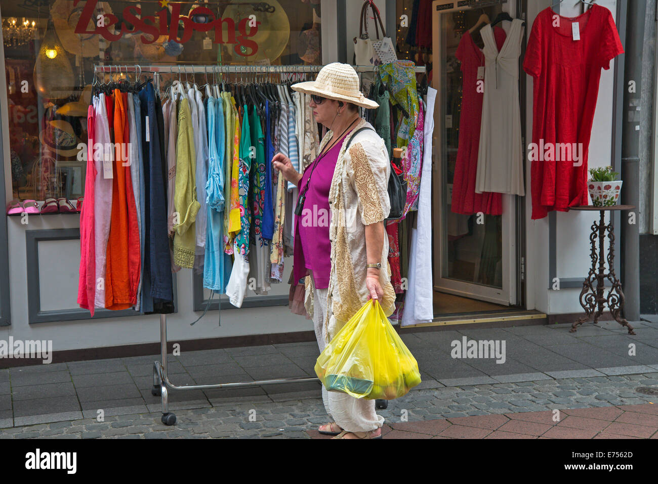 Un acheteur avec des achats va autour du magasin, Bonn , Allemagne, Europe Banque D'Images