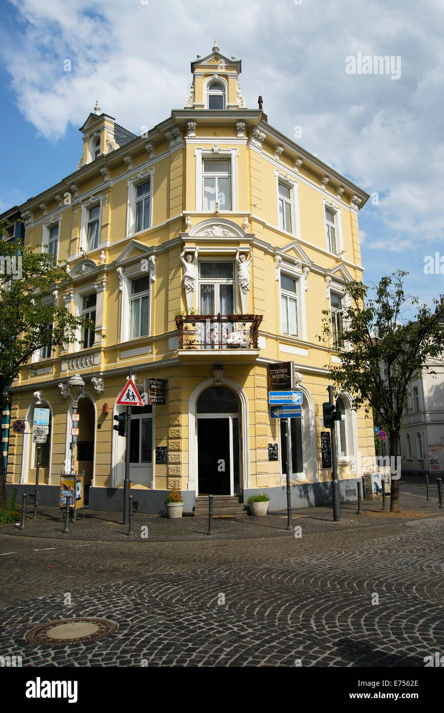 Belle maison de coin jaune, Bonn , Allemagne, Europe Banque D'Images