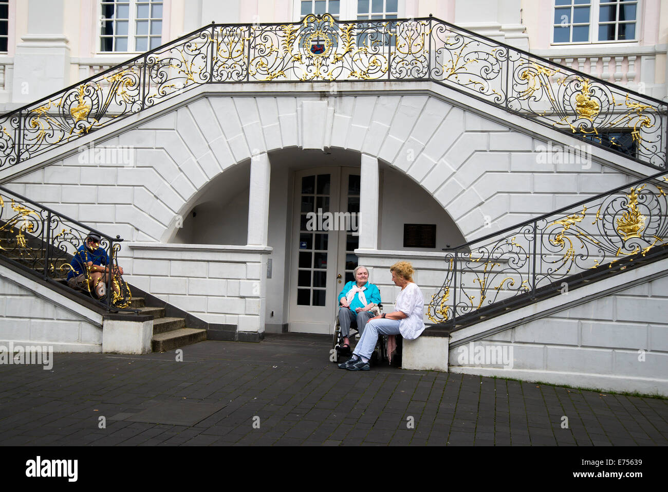 Deux touristes assis sur les marches de l'ancien hôtel de ville, Bonn , Allemagne, Europe Banque D'Images
