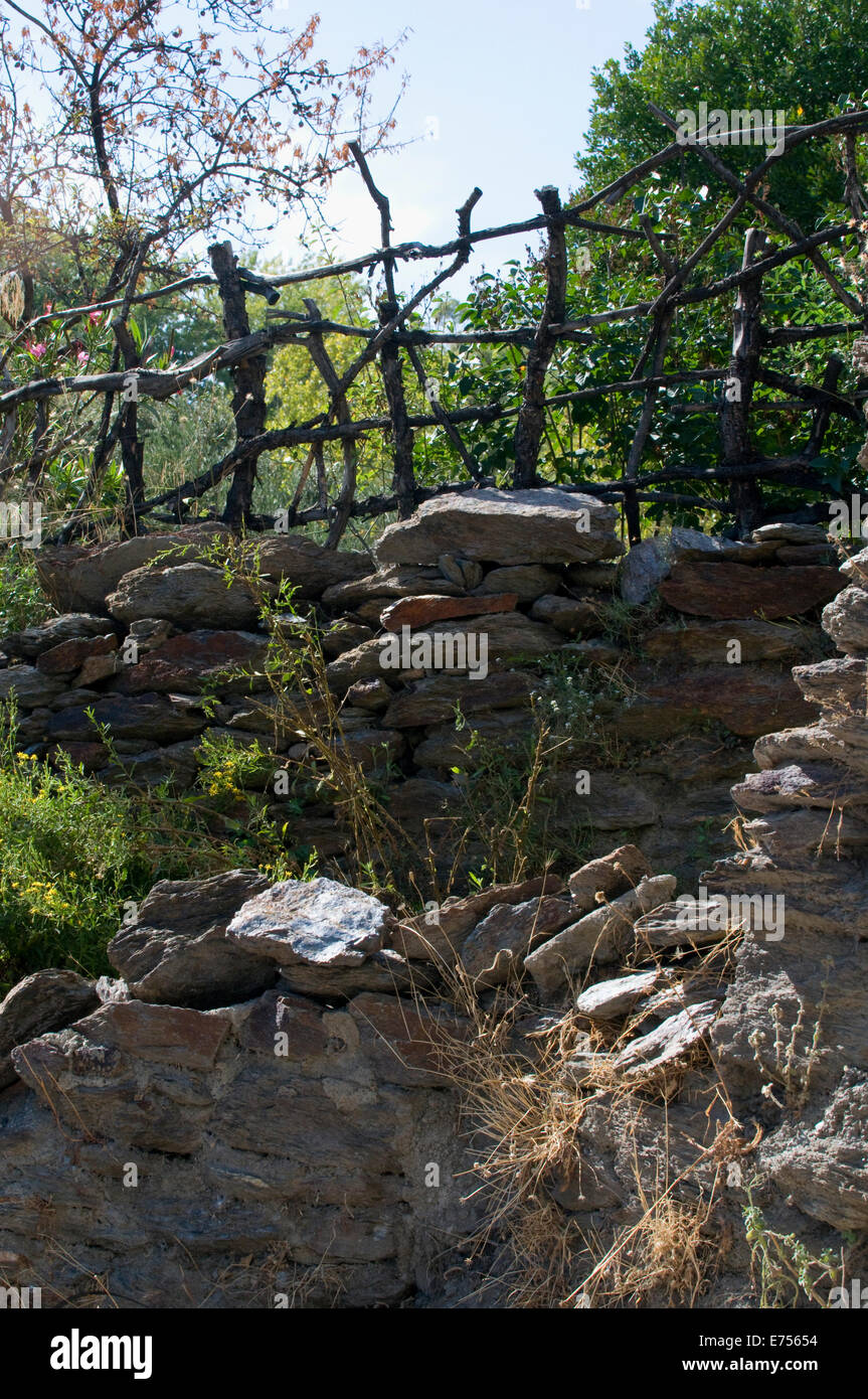 Une clôture rustique et murs en pierre sèche dans la région de soleil paysage près de Orgiva andalousie le Sud de l'Espagne Banque D'Images