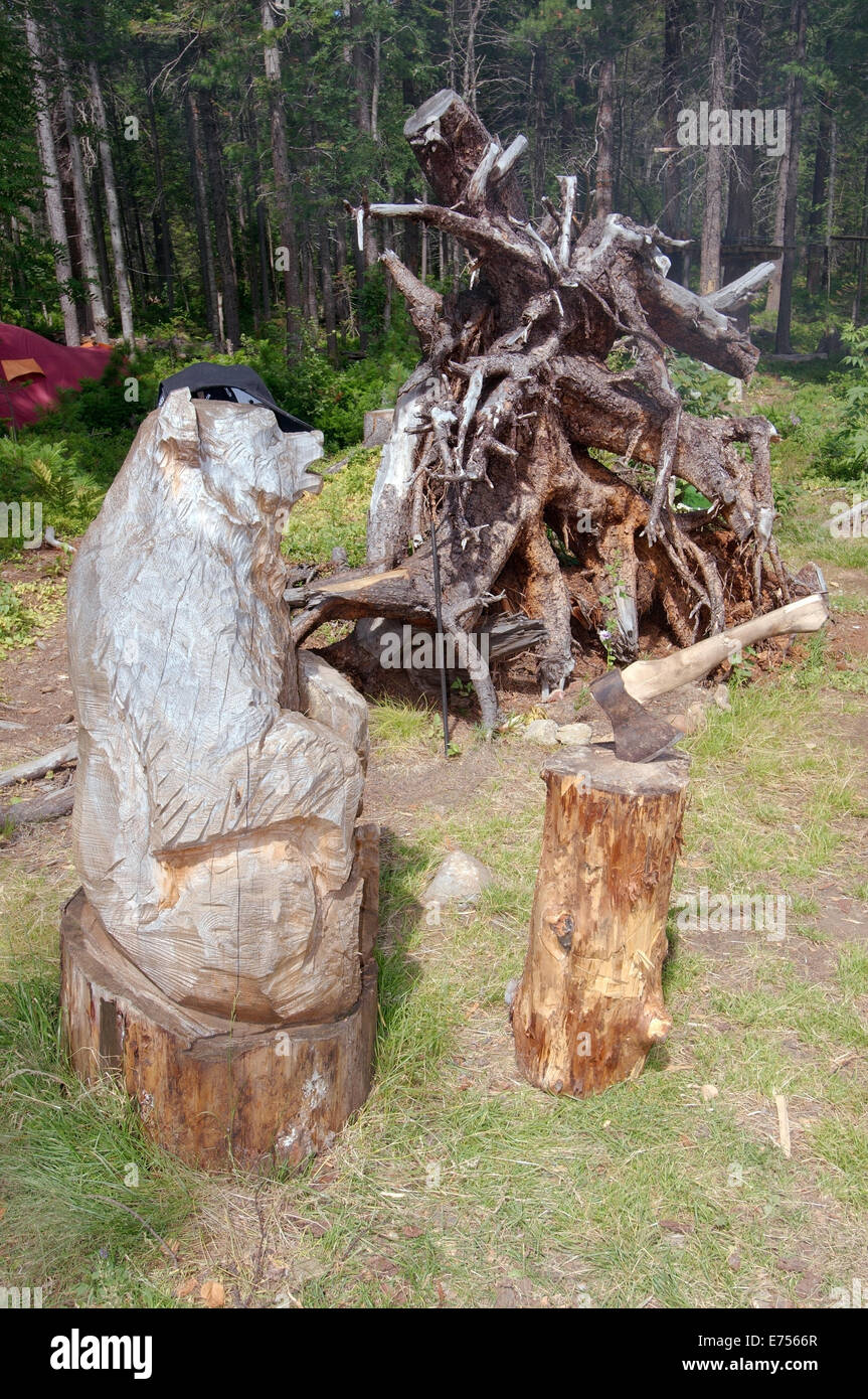 Une sculpture en bois d'un ours dans la forêt, de la Sibérie, Fédération de Russie Banque D'Images