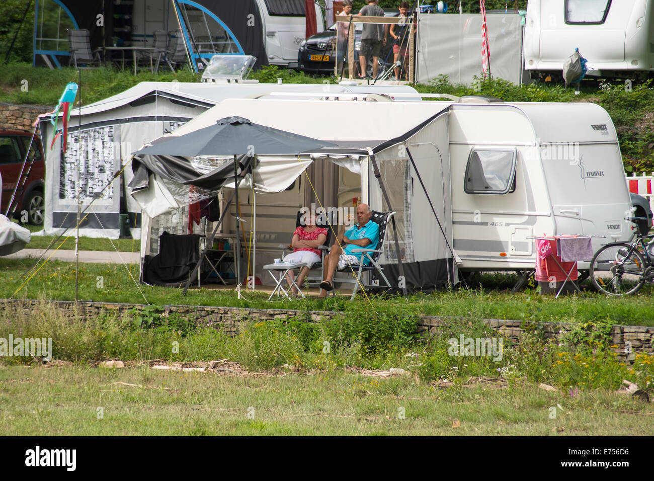 Un couple de retraités assis sur la rive du Rhin près de son camping-car, la romantique vallée du Rhin, Allemagne , europe Banque D'Images