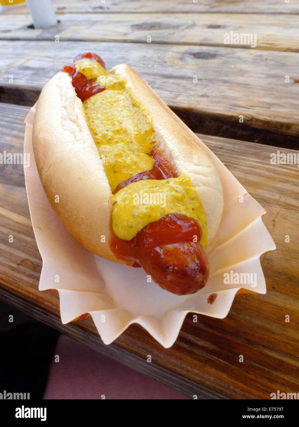 New York, USA. 24 Juin, 2014. Un hot dog de Nathan's Famous est représenté sur une assiette en carton à New York, USA, 24 juin 2014. La chaîne de restaurants est spécialisée sur des hot-dogs et est devenu célèbre bien que l'assemblée 'Hot Dog Eating contest' sur Coney Island. Photo : Alexandra Schuler - AUCUN FIL - SERVICE/dpa/Alamy Live News Banque D'Images