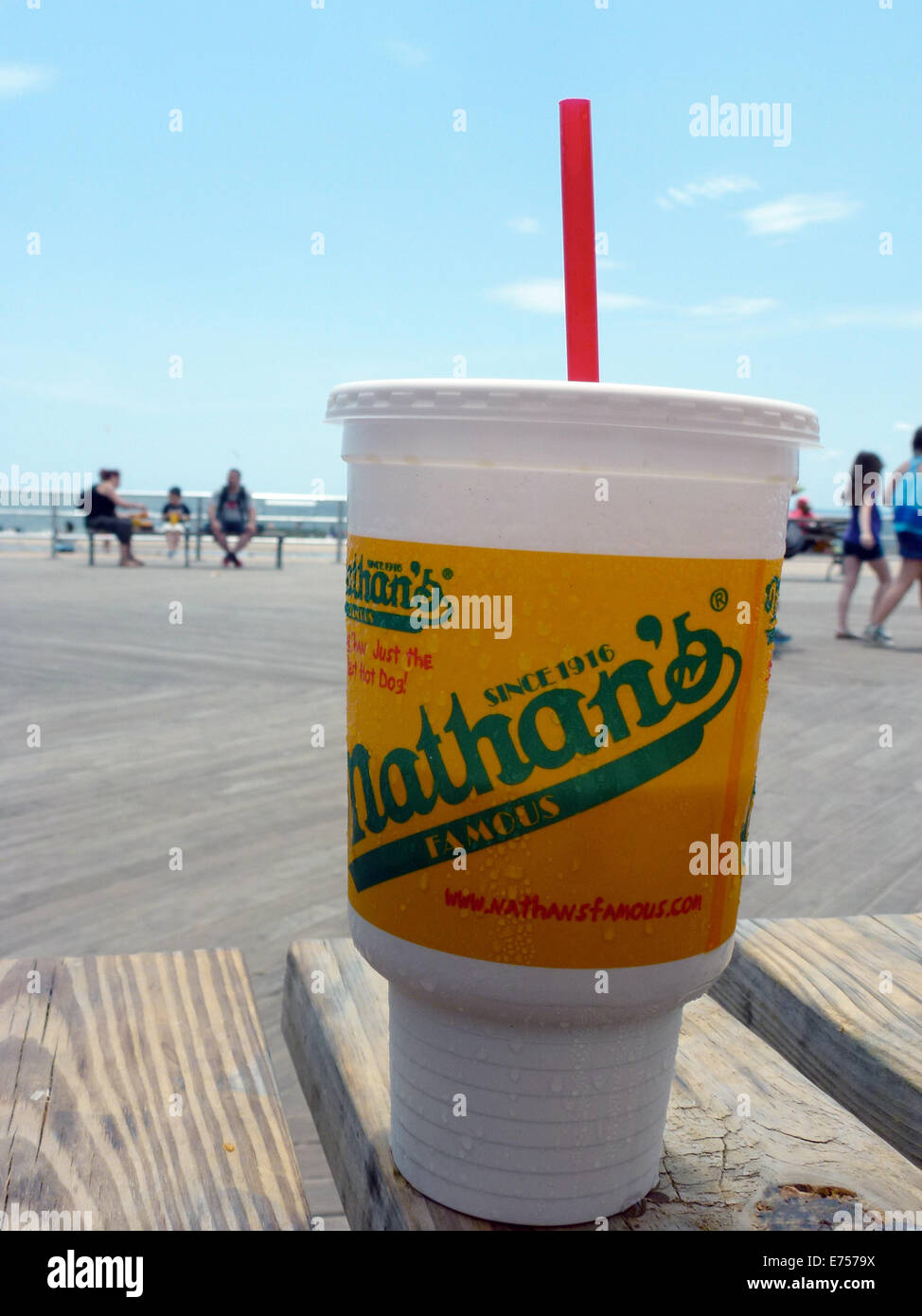 New York, USA. 24 Juin, 2014. Une tasse en plastique rempli d'une boisson de Nathan's Famous est représenté sur un tableau à New York, USA, 24 juin 2014. La chaîne de restaurants est spécialisée sur des hot-dogs. Il est devenu célèbre grâce au rapport annuel 'Hot Dog Eating contest' sur Coney Island. Photo : Alexandra Schuler - AUCUN FIL - SERVICE/dpa/Alamy Live News Banque D'Images