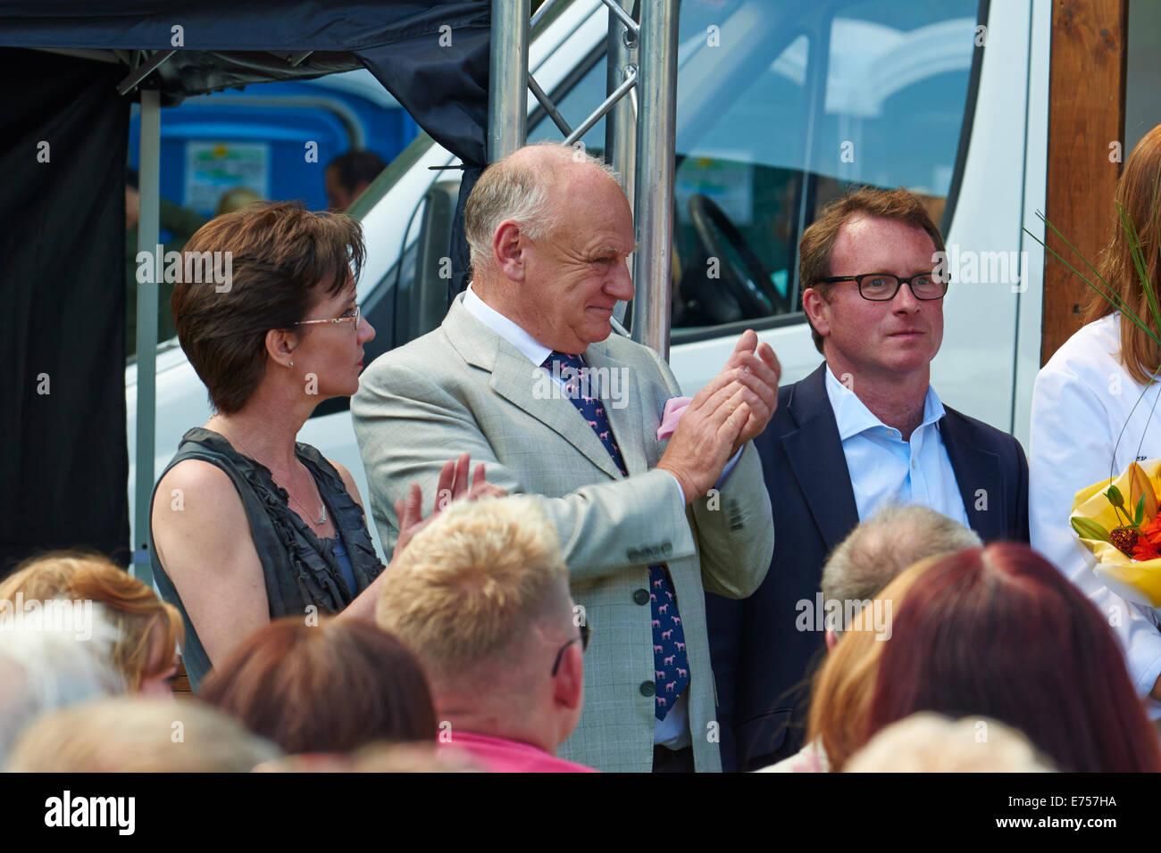 Peter Allen, président de Aubrey Allen (centre), MP Chris White (droite) lors de la fête de la nourriture et des boissons Leamington Spa Warwickshire Banque D'Images
