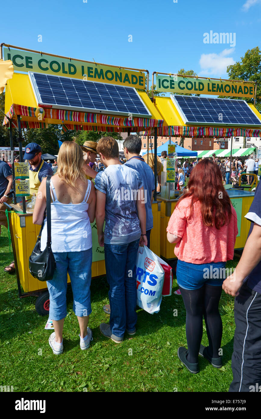 Personnes en attente à un froid de glace Lemonade stand au Festival des aliments et boissons Leamington Spa Warwickshire UK Banque D'Images