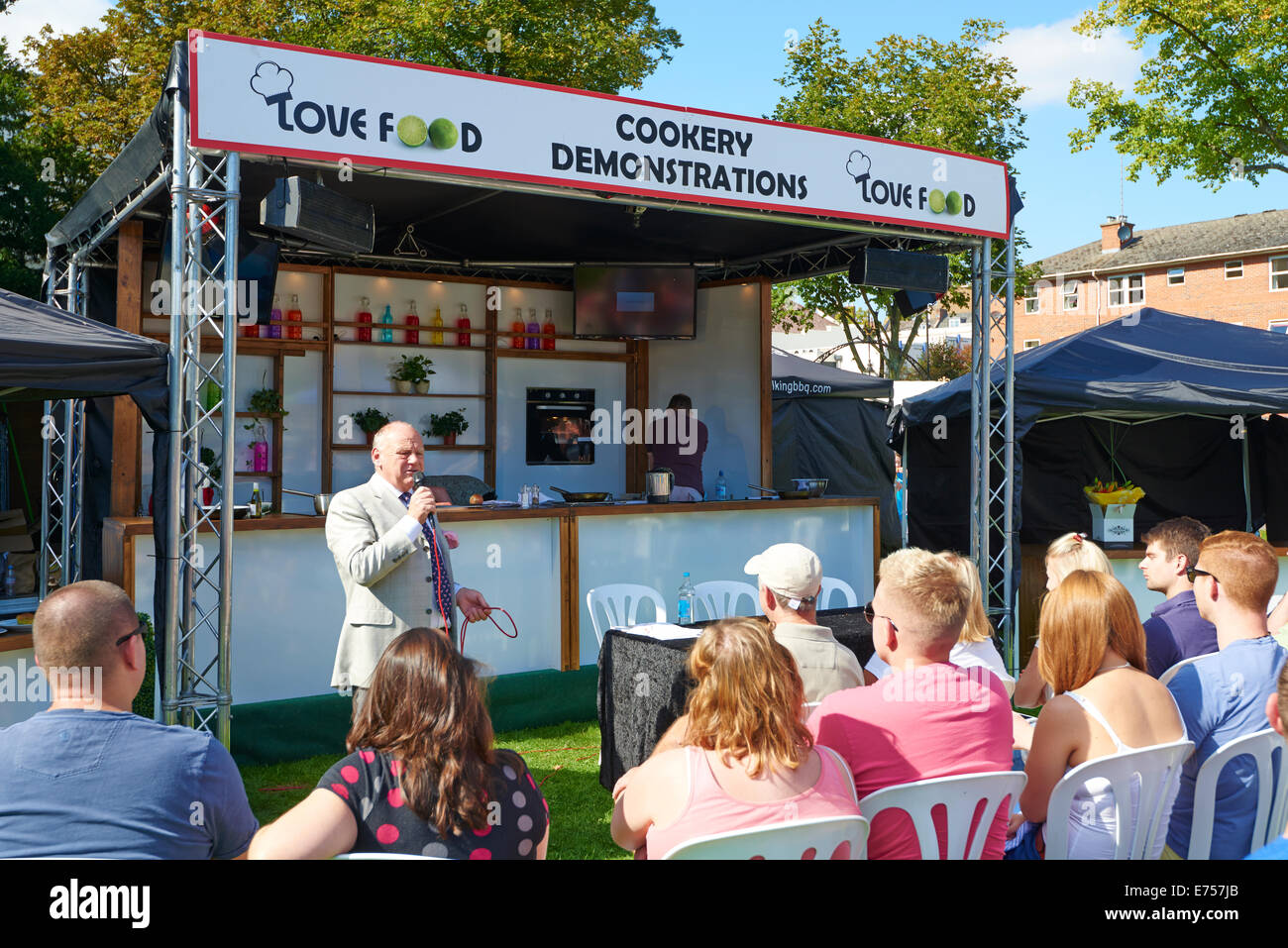 Peter Allen présentant les démonstrations de cuisine en direct au Festival des aliments et boissons Leamington Spa Warwickshire UK Banque D'Images