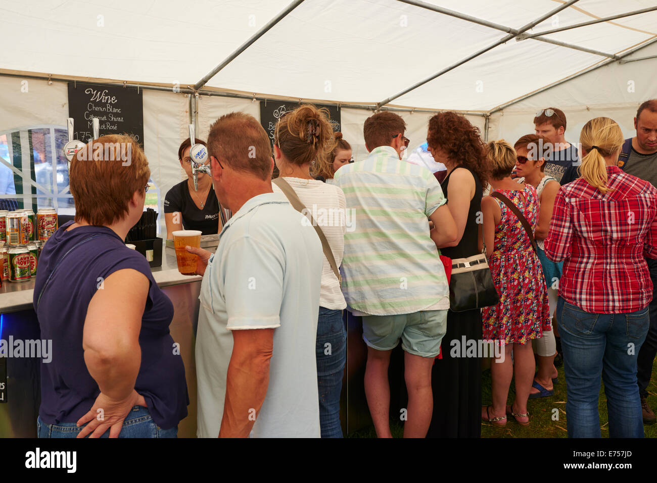L'intérieur du porc et de la tente à bière Pub Hop au Festival des aliments et boissons Leamington Spa Warwickshire UK Banque D'Images