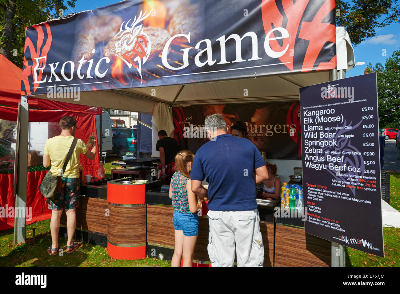 Bloquer la vente de la viande de gibier exotique des hamburgers au Festival des aliments et boissons Leamington Spa Warwickshire UK Banque D'Images