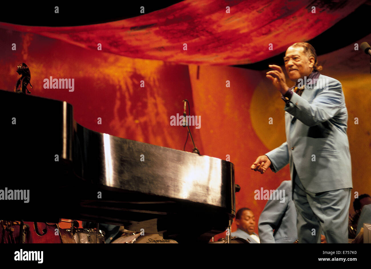 Le célèbre chef d'Orchestre Duke Ellington se mette ses doigts pour définir le rythme musical de son orchestre du Festival de Jazz de Monterey en 1970. Banque D'Images
