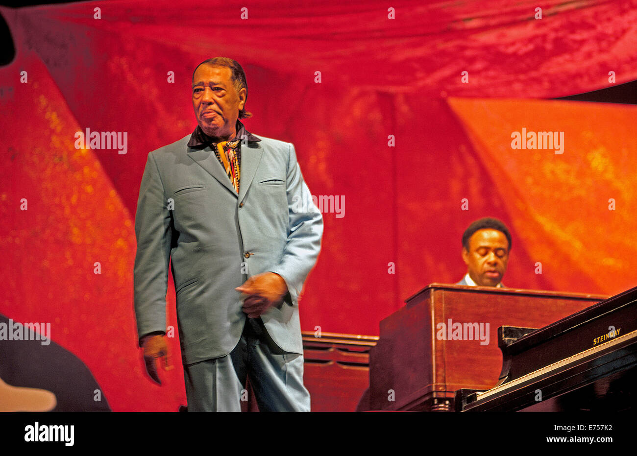 Le célèbre chef d'Orchestre Duke Ellington se mette ses doigts pour définir le rythme musical de son orchestre du Festival de Jazz de Monterey en 1970. Banque D'Images