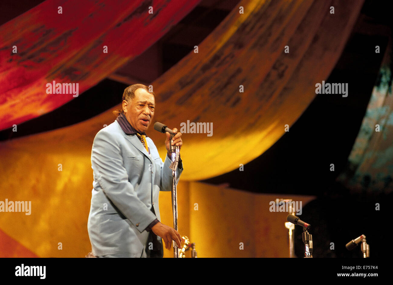 Le célèbre chef d'Orchestre Duke Ellington parle à l'auditoire au sujet de son orchestre qui jouait au Festival de Jazz de Monterey en 1970, où ils étaient le divertissement en vedette à l'événement annuel à Monterey, Californie, USA. C'était vers la fin de la carrière musicale de Ellington, qui durent plus de 50 ans jusqu'à sa mort en 1974 à l'âge de 75 ans. Photo historique. Banque D'Images
