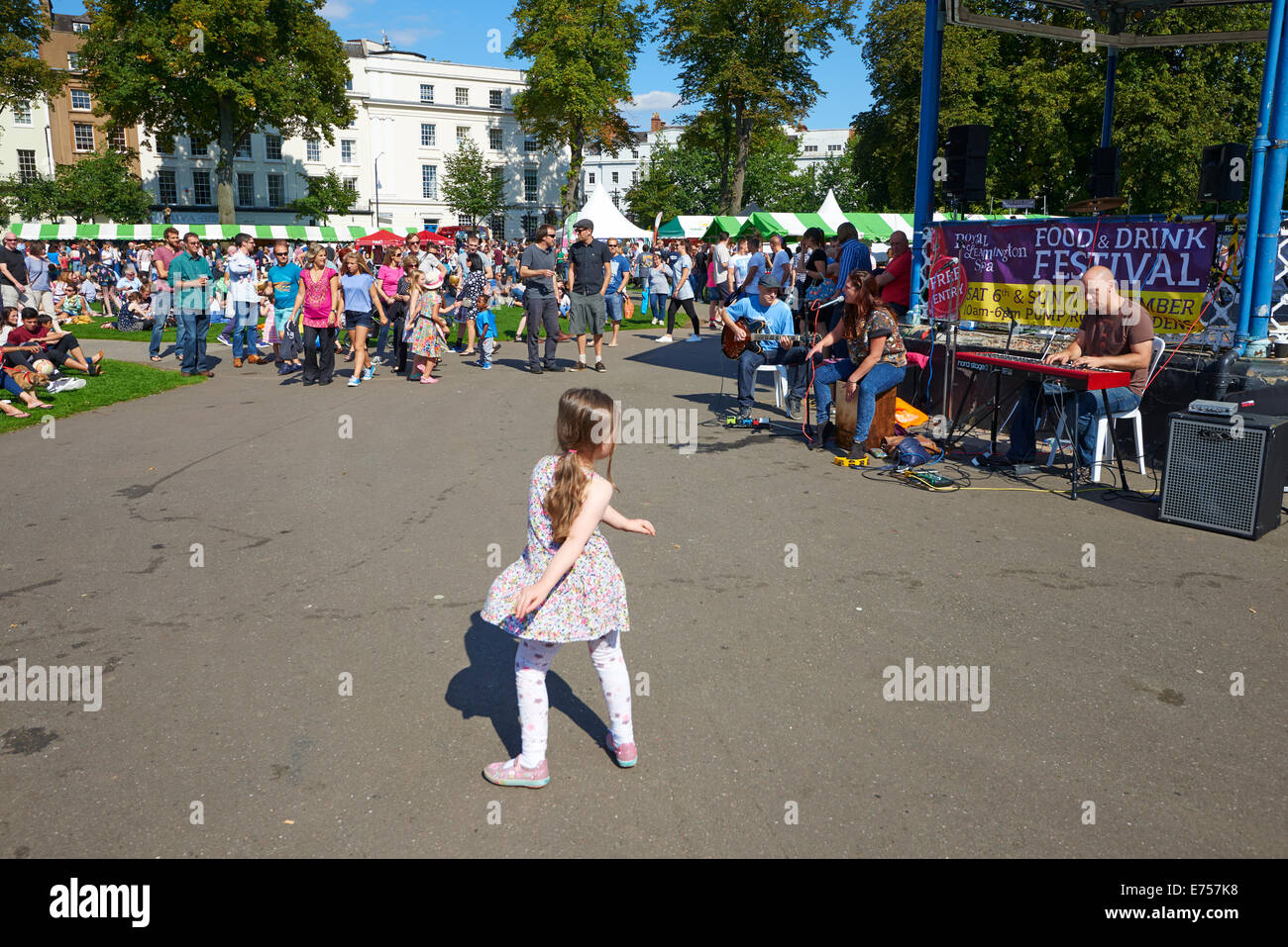 Jeune fille danse à la musique joué par l'Jazulu Jazz Trio à la nourriture et les boissons Festival Leamington Spa Warwickshire UK Banque D'Images