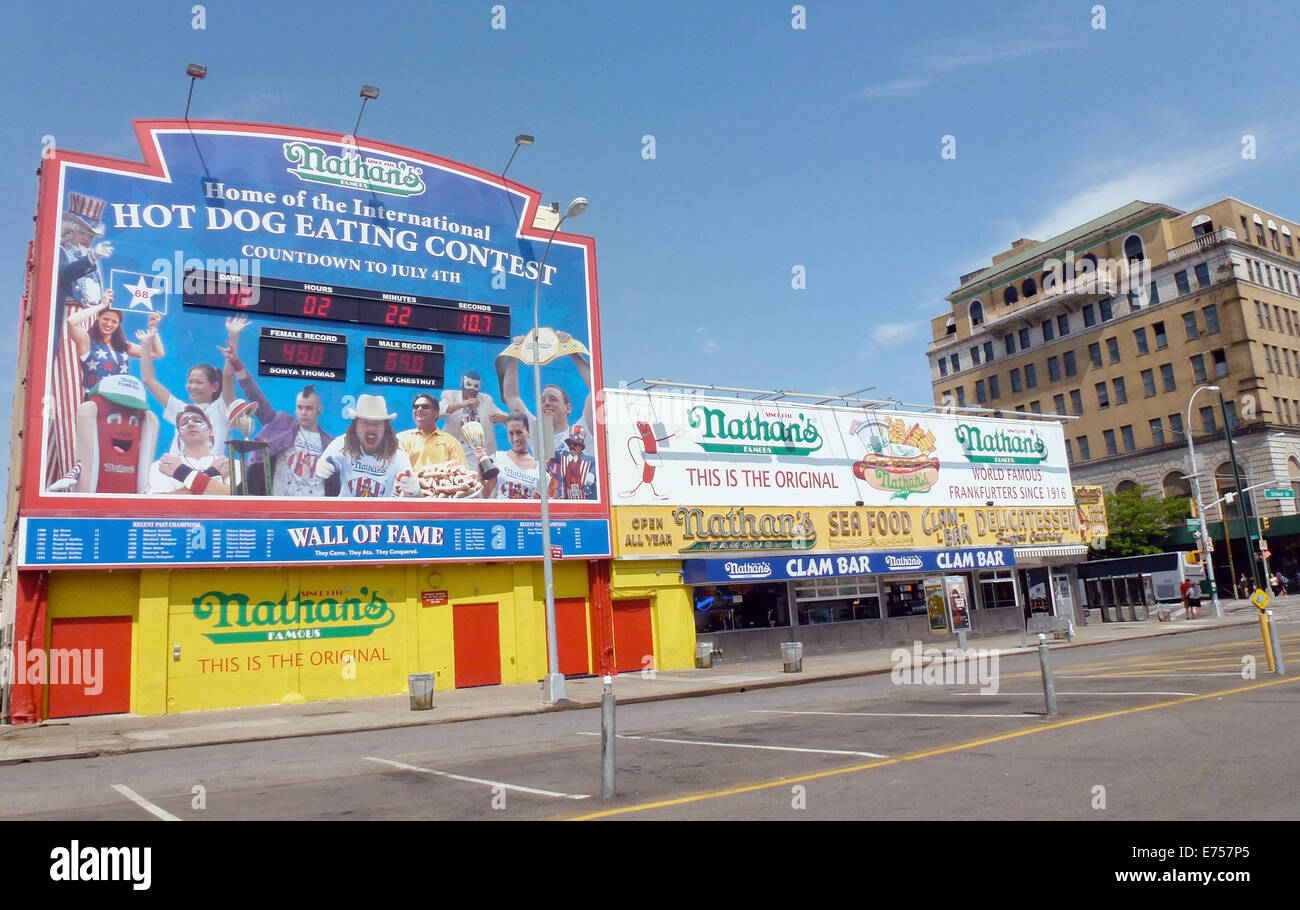 Coney Island, New York. 24 Juin, 2014. L'original de restauration rapide de la chaîne de restaurants'Nathan's famous' à l'angle de l'Avenue de Surf et Stillwell Avenue sur Coney Island, New York, 24 juin 2014. Un compte à rebours jusqu'à l'assemblée 'Hotdog Eating contest' s'affiche sur le côté du bâtiment. Ici Nathan Handwerker a ouvert son premier restaurant en 1916. La chaîne de restaurants s'est spécialisé sur les hot-dogs. Il est devenu célèbre grâce au rapport annuel 'Hot Dog Eating contest' sur Coney Island. Photo : Alexandra Schuler - AUCUN FIL - SERVICE/dpa/Alamy Live News Banque D'Images