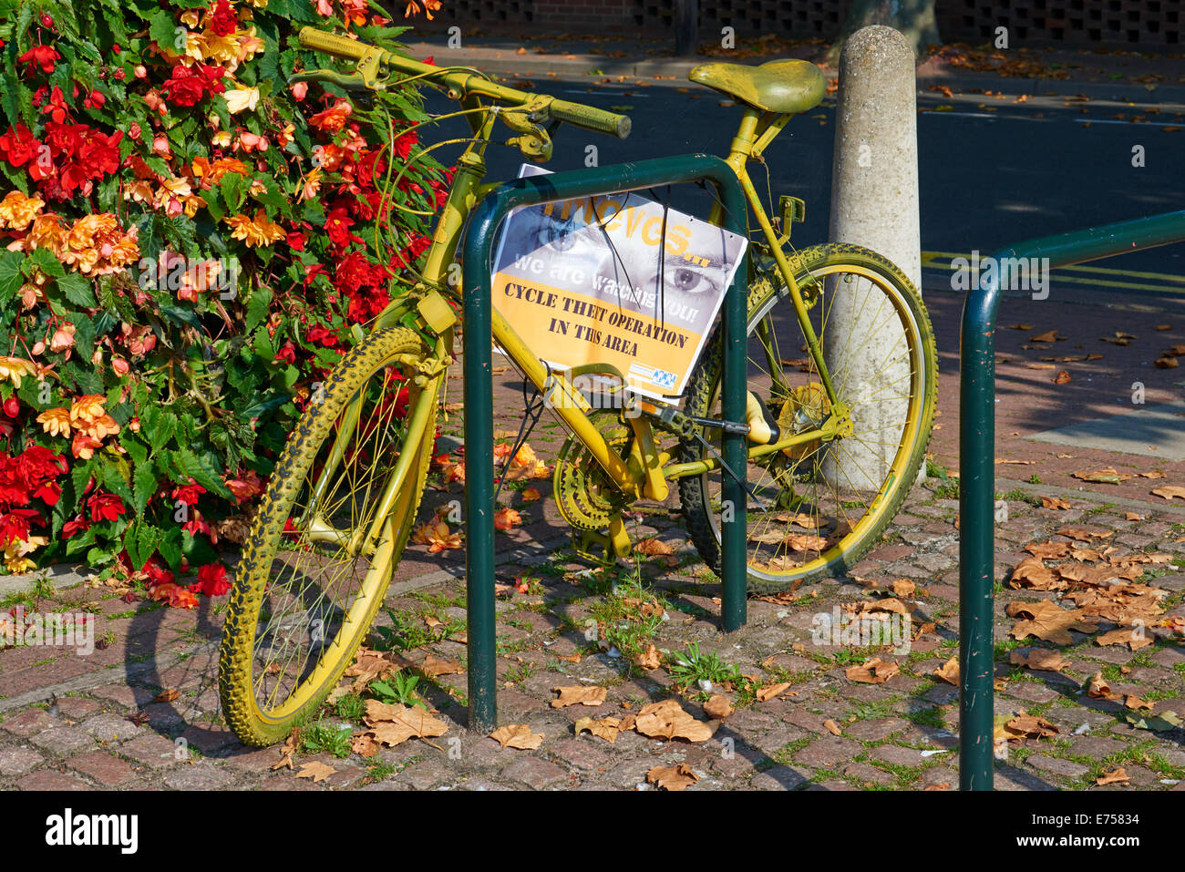 Location peint en jaune comme un avertissement pour les voleurs qu'ils sont surveillés Loughborough Leicestershire UK Banque D'Images