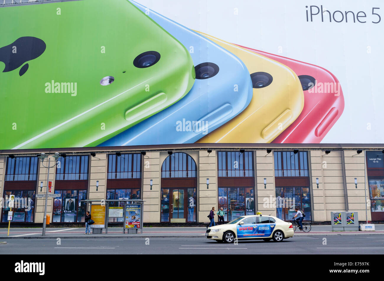 De grands panneaux publicitaires iPhone 5C au niveau de la Potsdamer Platz à Berlin Allemagne Banque D'Images