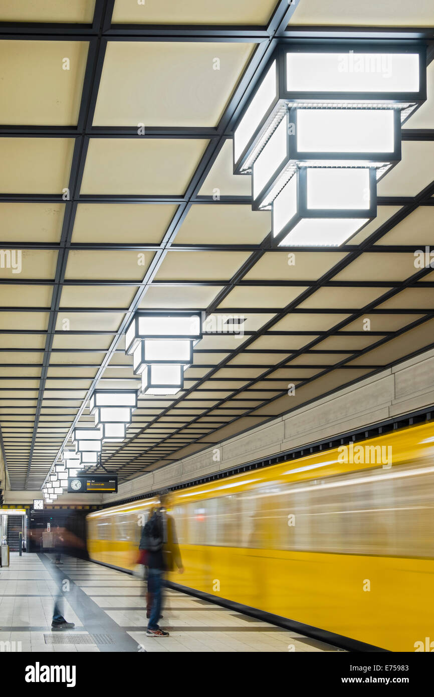 Rame de métro à la station de métro Paracelsus-Bad sur Berlin U-Bahn) en Allemagne Banque D'Images