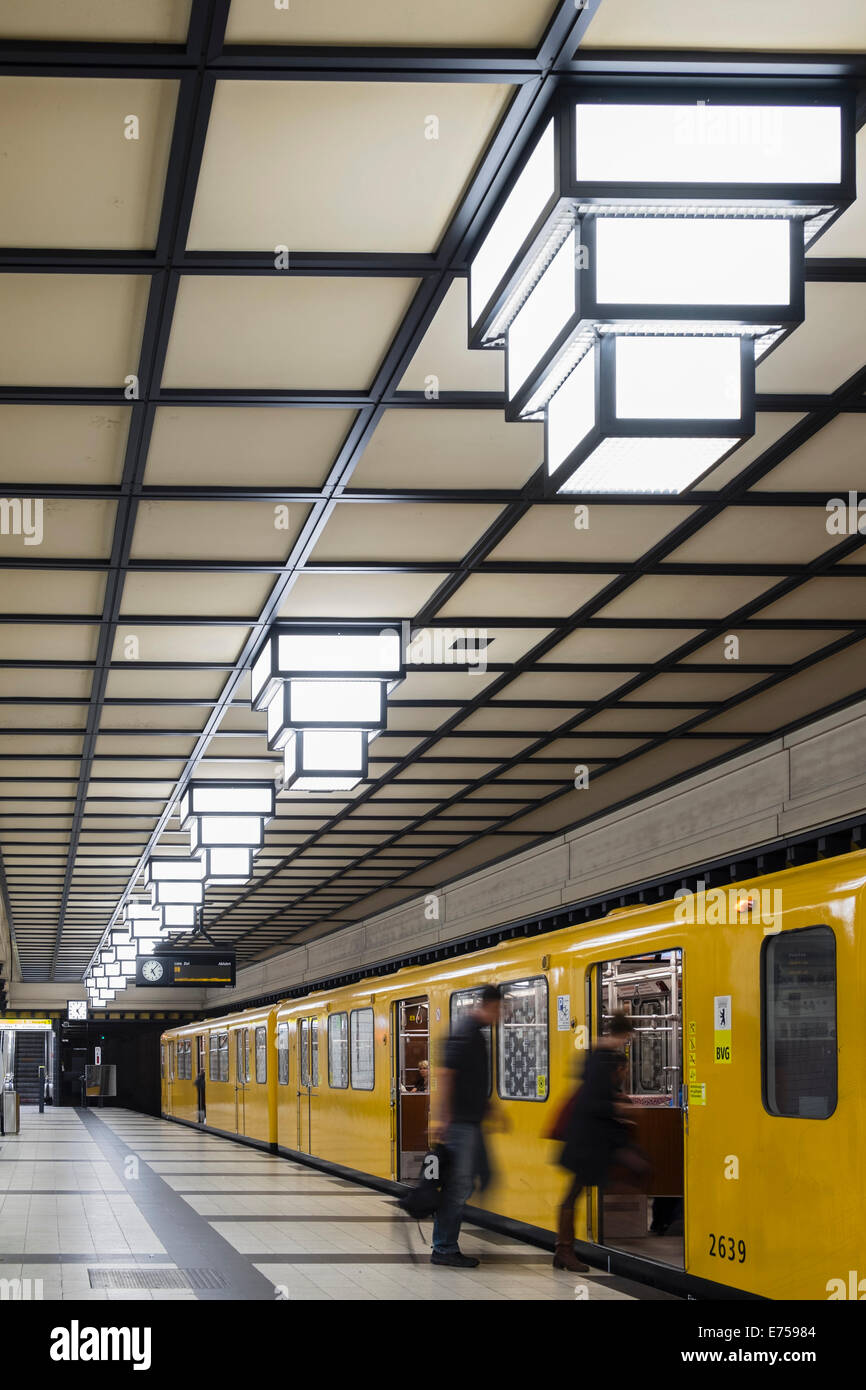 Rame de métro à la station de métro Paracelsus-Bad sur Berlin U-Bahn) en Allemagne Banque D'Images