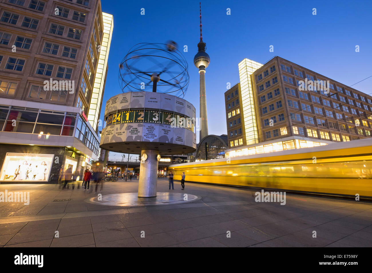 Vue de la nuit de l'Horloge universelle et tramway à Alexanderplatz Mitte Berlin Allemagne Banque D'Images